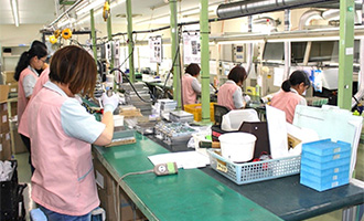 手挿入・自動半田の様子